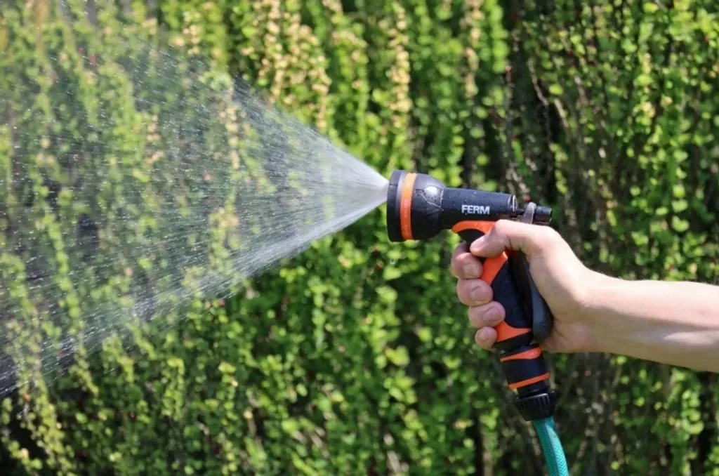 Ferm Gartenregner und Spritzpistole Bewässerungsset Gartenschlauch