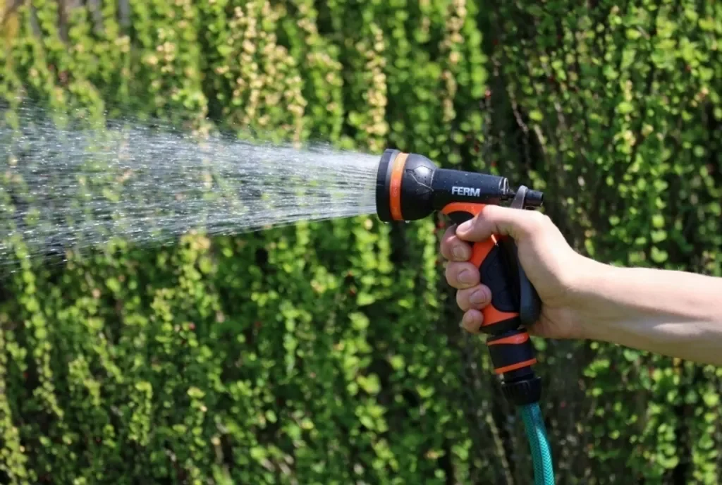 Ferm Gartenregner und Spritzpistole Bewässerungsset Gartenschlauch