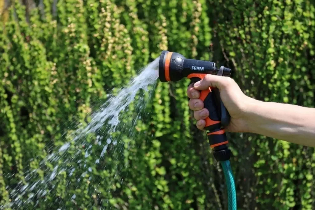 Ferm Gartenregner und Spritzpistole Bewässerungsset Gartenschlauch